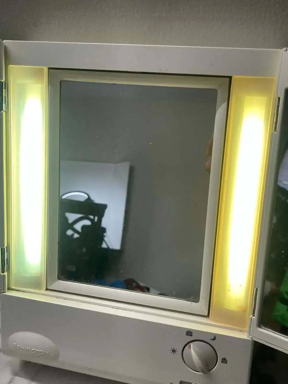 Vintage Remington Tri-Fold Lighted Makeup Vanity Mirror